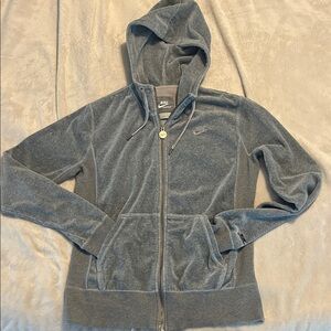Women’s Nike zip up hoodie in good condition. Size M
